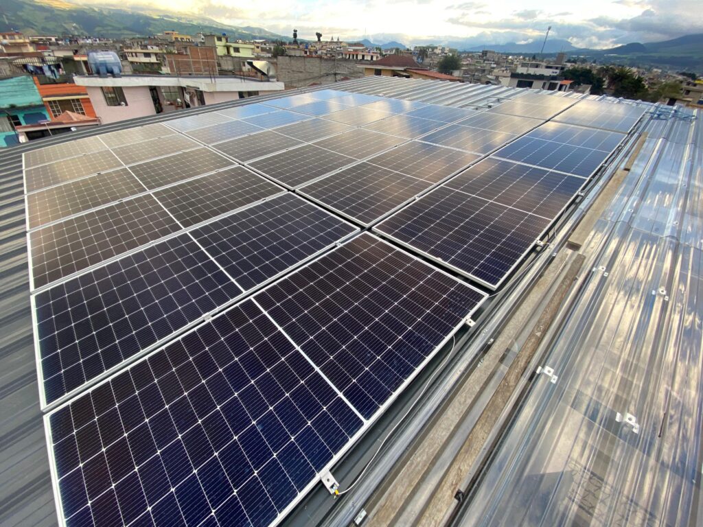Instalación paneles solares canadian solar potencia 10.47 kwp